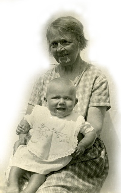 Мария Апполоновна Бекман (Кириллова) с внучкой Натой