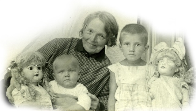 Мария Апполоновна Бекман с внучками