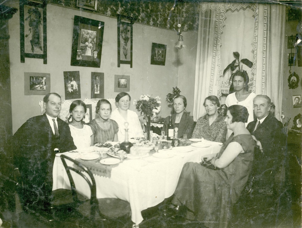 Сергей Митрофанович Губин с матерью Марие Апполоновной, женой Ольгой Ивановной и дочерью Татьяной дома в Москве