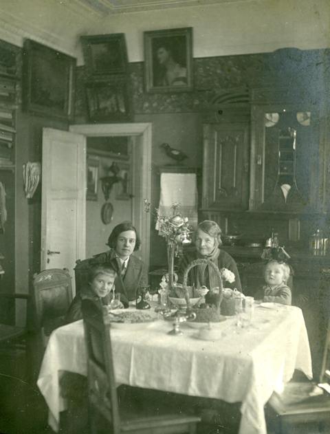 В.С. Бекман с дочерьми и матерью