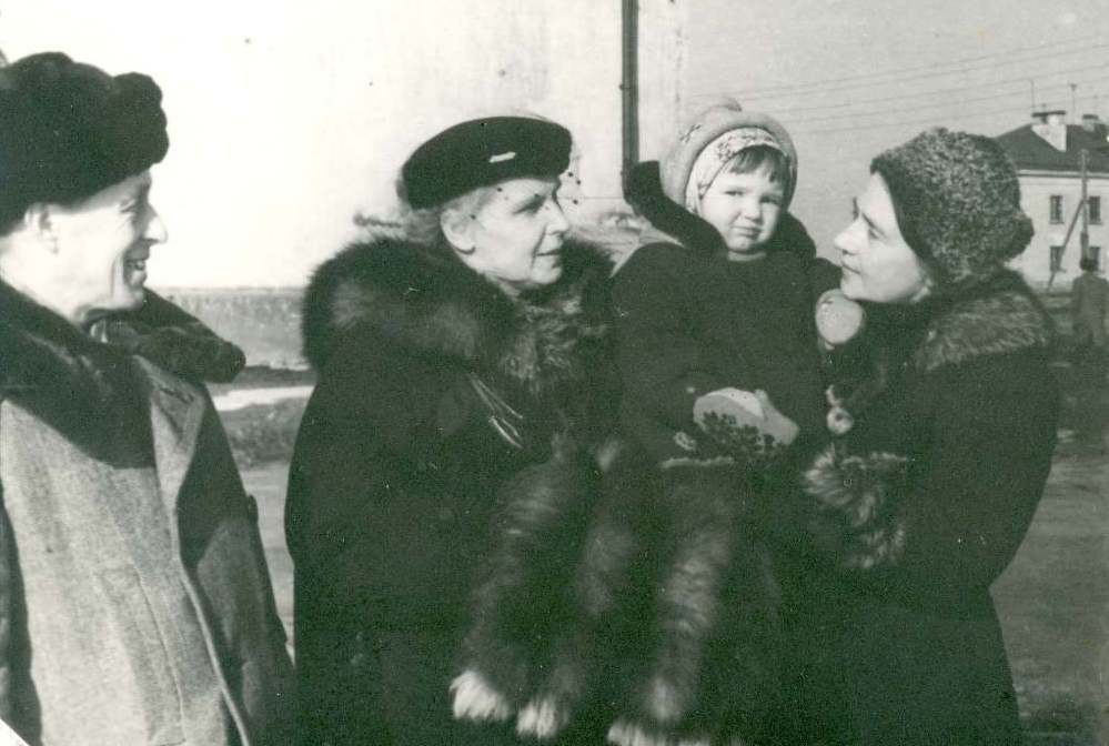 Валерия Сергеевна с внучкой Леной и Людмилой Александровной Струмилло