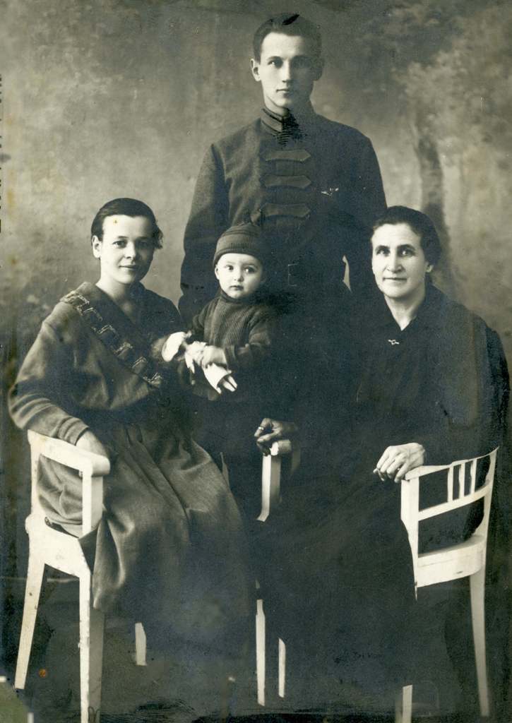 1925г Анна Ивановна, Роза, Сагацкий ее муж,  мать Сагацкая